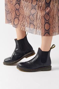 Dr Martens 2976 Outfit, Doc Marten Chelsea Boot, Chelsea Boot Outfit, Dr Martens Chelsea, 2976 Chelsea Boots, Dr Martens 2976, Strappy Sandals Gladiators, Outfits For Mexico, Creepers Shoes