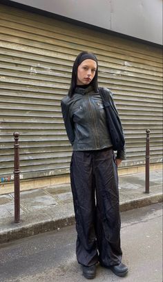 Gorpcore Outfit Women, Y2k Pants, Autumn Fits, Winter Fits, Mode Inspo, Cargo Pants Women, Leather Biker Jacket, 가을 패션, Jacket Brands