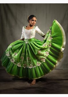 Vestimenta estilizada de marinera norteña, baile típico peruano, traje elegante de marinera, danza tradicional del Perú. 🇵🇪 Stylized northern marinera clothing, typical Peruvian dance, elegant marinera costume, traditional dance of Peru. Argentina Costume Traditional, Argentina Traditional Clothing, Dance Elegant, Peruvian Dress, Traditional Dance, Mexican Dresses, Traditional Wedding, Natural Wonders