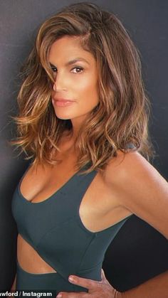 European Hairstyles Women 2023, 2033 Hair Trends, 35 Year Old Haircut Women, Haircuts For Women In Their 30s, 40 Yr Old Hairstyles, 40 Year Old Hairstyles, Sophisticated Haircut, Fresh Haircut