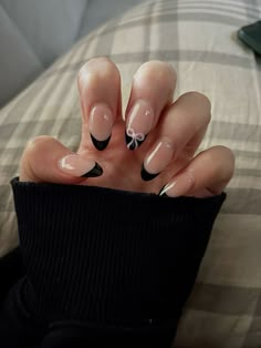 Cute Nails Black French Tip, Simple Black Acrylic Nail Designs, French Tips With Bows Nails, White French Tip With Black Bow, Bow Nails Aesthetic, Black Bows Nails, Black French With Bow, Nail Inspo Trendy Black