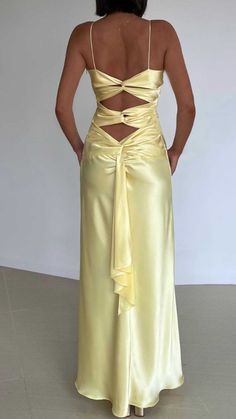 Halter Long Dress, Prom Dresses Yellow, Quoi Porter, Prom Dress Stores, Prom Dress Inspiration, Cute Prom Dresses, Lemon Dress, Formal Party Dress, Pretty Prom Dresses