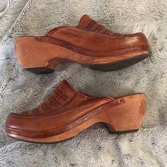 Vintage Fanfare Clogs Brown Leather Mules 34 Woven Leather Beautiful Condition! Wood Heel: 2.5” Size: 8 Wood Heel, Free People Shoes, Leather Mules, Mule Clogs, Clogs, Black And Brown, Brown Leather, Free People, Heels