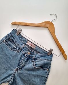 Jean Flat Lay, Clothes Layout Flat Lay, Flat Lay Photography Fashion Ideas, Flat Lays Ideas, Flat Lay Clothing Photography Ideas, Flat Lay Ideas Clothing, Jeans Photography Ideas, Denim Product Photography