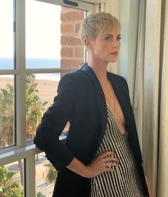 Charlize Theron Short Hair, Theron Charlize, Charlize Theron Hair, Shaved Pixie, Fine Flat Hair, Pixie Haircut Styles, Flat Hair