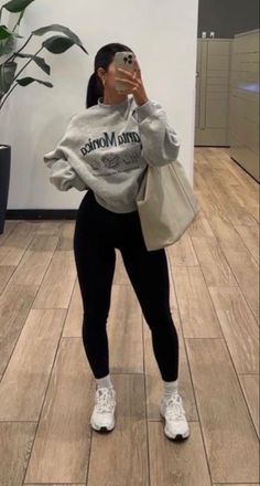 Looks Hip Hop, Modele Fitness, Gym Crush, Gymwear Outfits, Black Leggings Outfit, Mode Zara, Fitness Wear Outfits, Cute Gym Outfits