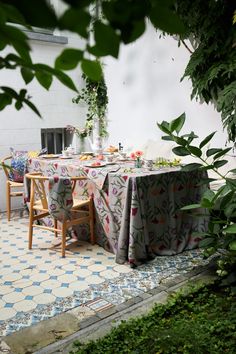 Spring garden party or bridal shower inspiration with the lovely floral tulip tablecloth from Sophie Williamson Design! The perfect maximalist tablecloth for your stylish space, it's made of 100% heavy organic cotton and printed with low impact dyes. Spring Garden Party, Alpine Flowers, Tulip Table, Bridal Shower Inspiration, Shower Inspiration, The Meadows, Spring Garden, Style Gift