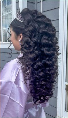 Long Quinceañera hairstyle! Pretty Quince Hairstyles, Quince Hairstyles Without Crown, Purple Quinceanera Hairstyles, Qenseñera Hair Ideas, Big Quince Hair, Quince Hairstyles With Crown Long Hair, Quincera Hair, Quinceanera Hairstyles With Flowers