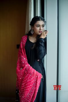 Suit With Heavy Dupatta, Black Suit Designs, Gorgeous Photoshoot, Black Salwar Suit, Black Salwar, Shalini Pandey, Contrast Dupatta, Heavy Dupatta