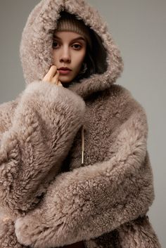 Embrace Winter Warmth: Chic Hooded Shearling for Effortless Elegance ( Pre-sale - Expected to ship out within 7-10 days ) Our Fluffy Crop Shearling Teddy Coat with Hood is the epitome of winter comfort and style. Made from imported shearling, this coat blends exquisite luxury with a casual, sophisticated aesthetic. Its plush, soft texture gives a feeling of warmth and comfort, akin to a cozy embrace. Its inclusive design fits all body types, effortlessly complementing any outfit. The hooded desi Sheepskin Coat Women, Brown Teddy Coat Outfit, Teddy Jacket Outfit, Mens Fur Coat, Teddy Bear Coat, Bear Coat, Hooded Winter Coat, Mens Fur, Sophisticated Aesthetic