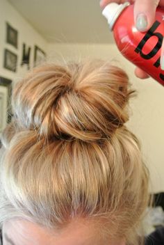 With summer approaching so soon (1 week EEEEE!) it’s time to give your hair a break. What better time for an easy, quick and cute hair style? Currently, I’m all about giving my hair a b… Bun Tutorials, Messy Bun Tutorial, A Messy Bun, Bun Tutorial, Messy Bun Hairstyles, French Twist, Hair Envy, Hair A, Messy Hairstyles