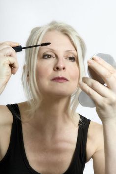 Detailed Makeup Tips for Older Women Makeup For Older Women, Best Makeup Tips, Looks Party, Looks Black, Halle Berry, Anti Aging Skin Products, Aging Skin Care