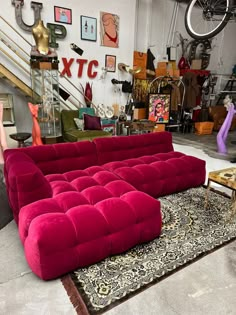 Bubbel bank Tufted Couch, Flat Decor, Salon Suites, Dream Apartment Decor, Living Room Decor Inspiration, Dream Furniture, Colourful Living Room, Apartment Decor Inspiration, Room Makeover Inspiration