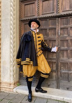 Reproduction of historical costume from the 1600s handmade. Size L-XL The costume includes: - cape - balloon trousers - doublet buttoned on the front -headgear IMPORTANT: At the time of purchase, indicate the telephone number. It is indispensable for the shipping company. 1600s Fashion Men, Shakespeare Clothing, Illusion Costumes, Balloon Trousers, Elizabethan Costume, Elizabethan Fashion, Carnival Fashion, Carnival Costume, Theatre Costumes