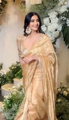 Saree Old Fashion, Organza Saree Aesthetic, Latest Trendy Sarees, Organza Saree Blouse Designs, Organza Saree Blouse, Free Size Blouse, Onam Saree, Fashionable Saree, Bridal Anklet