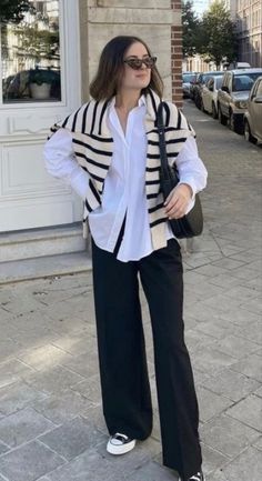 Layered Office Outfits, La Spring Outfits 2024, Black Trousers And Sneakers Outfit, Black Trousers Fall Outfit, Nyc Mom Aesthetic, Black Striped Pants Outfit, Black Pants Outfit For Work, Stile Hijab