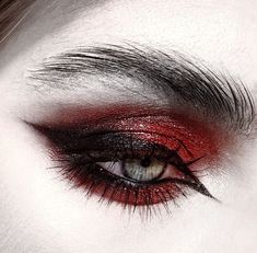 Halloween Horror Nights Makeup, Vampire Prom Makeup, Winter Goth Makeup, Neo Gothic Aesthetic, Casual Gothic Makeup, Goth Valentines Day Makeup, Goth Vampire Makeup, Gothic Eye Makeup