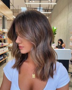 Adding Highlights To Brown Hair, Shorter Brown Hair, Shoulder Length Balayage Brunette, Medium Brunette Hair With Highlights, Golden Brunette, Veil Updo, Rambut Brunette, Baby Lights, Caramel Toffee