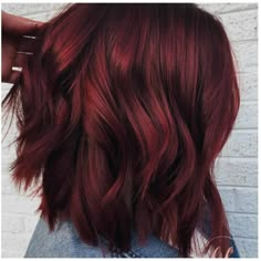 “Mulled Wine Hair” Is the Coolest New Hair-Color Trend for Winter | Allure Mulled Wine Hair, Red Violet Hair, New Hair Color Trends, Winter Hair Trends, Short Red Hair, Violet Hair