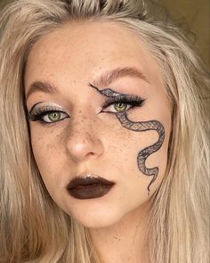 Snake Eyes Makeup, Taylor Swift Face Paint Ideas, Snake Makeup Eye, Taylor Swift Face Paint, Reputation Makeup Ideas, Snake Eyeliner, Reputation Makeup Taylor Swift, Snake Eye Makeup, Snake Makeup Look