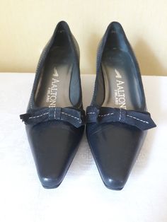 "Vtg black leather women`s shoes pumps with frontal bow ties. Size EU 37. Kitten heels and pointy toes finnish shoes. Very soft inside lining soles. brand: Aaltonen (Finland) History: In 1889 Mr Emil Aaltonen (1869-1949) started as a private entrepreneur to produce footwear and even he used other trademarks it has been considered the birth year of Aaltonen trademark. It was a remarkable achievement for Finnish footwear industry to start industrial production in 1902 when he purchased almost new Formal Leather Kitten Heels With Bow, Leather Pointed Toe Court Shoes With Bow, Black Bow Kitten Heels For Formal Occasion, Formal Black Kitten Heels With Bow, Evening Slip-on Patent Leather Heels, 4-inch Round Toe Patent Leather Heels, Evening Patent Leather Kitten Heels With 4-inch Heel, Black Patent Leather Closed-toe Shoes, Luxury 4-inch Kitten Heels In Patent Leather