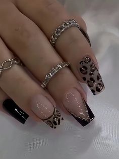 Simple Black Nail Designs Short Square, Leopard Print And Black Nails, Cute Animal Print Nails, Acrylic Nails Leopard Print, Leopard And Black Nails, Nails Pattern Ideas, Black And Leopard Print Nails, Cute Cheetah Print Nails, Black And Cheetah Print Nails