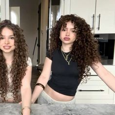 Dimitra Kalogera, Demitrakalogeras Hair, Long Layered Curly Hair, Kalogera Sisters, Kalogeras Sisters, Hair Curling Tips, Sister Outfits