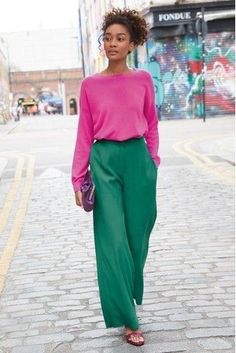 Green Pants Outfit, Walking Down The Street, Green Trousers, Green Pants, 가을 패션, Inspiration Mode, Colourful Outfits, Looks Style