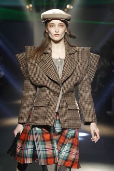 vivienne westwood Vivienne Westwood Inspiration, Vivienne Westwood Suits, Vivienne Westwood Runway 90s, Vivian Westwood, Tartan Fashion, English Fashion, Quirky Fashion, Tailored Jacket