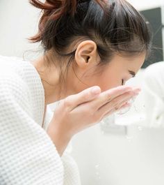 This Is What Happens To Your Face After You Wash It With Coconut Oil And Baking Soda Coconut Oil Face Wash, Baking Soda Face Wash, Baking Soda Face Scrub, Coconut Oil Facial, Baking Soda Coconut Oil, Wrinkles Remedies Face, Baking Soda Face, Coconut Oil Skin Care, Coconut Oil For Face