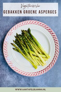 asparagus on a plate with text overlay that reads vegetarian gebaken groene asperges