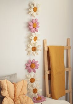 Flower garland, nursery wall decore, floral nursery, White and Pink flowers, floral nursery Daisy Themed Room, Retro Flower Nursery, Flower Power Nursery, Flower Theme Bedroom, Daisy Bedroom Ideas, Daisy Themed Nursery, Flower Themed Room, Fairy Garden Nursery Theme, Daisy Nursery Theme