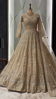 #bridaldress #lehngacholi #fashion #style #weddingdress #trendywear Indian Wedding Bride Dress, Grand Lehenga Indian Weddings, Grand Lehenga For Reception, Reception Lehenga Bridal Indian, Grand Lehenga, Reception Lehenga Bridal, Bridesmaid Dresses Design, Bridal Engagement Dress, Gold Lengha