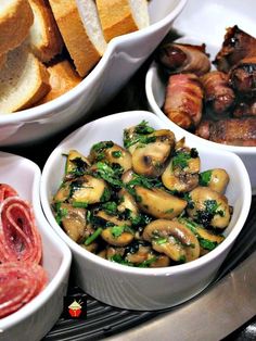 Spaanse knoflook champignons is een heerlijke tapas gerecht, vaak diende als partij voedsel. Eenvoudig en snel te maken en fantastische smaken. Ook groot als bijgerecht! | Lovefoodies.com Diy Easy Recipes, Tapas Recipes, Garlic Mushrooms, Veggie Dishes, Vegetable Dishes, Side Dish Recipes, Diy Food Recipes, Veggie Recipes