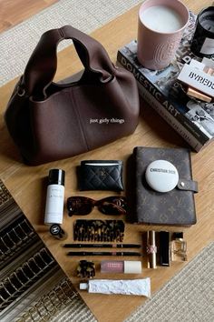 Back To University, Everyday Bag Essentials, Inside My Bag, Purse Essentials, Handbag Essentials, Mia 3, What In My Bag, Instagram Feed Ideas, Pretty Bags