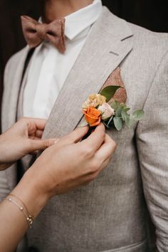 Inspiration einer bunten Waldhochzeit in den schönsten Farben wie Apricot, Rosé, Orange, Grün und Dunkelrot im edlen Fine Art Wedding Stil #forestwedding #groomsuit #groomstyle Colorful Forest, Im Fine, Outdoor Weddings, Art Wedding, Fine Art Wedding, Boutonniere, Wedding Blog, Outdoor Wedding, Fall Wedding