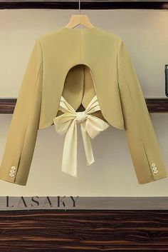 2 Fitted Summer Party Outerwear, Elegant Summer Party Outerwear, Fitted Beige Party Blazer, Beige Fitted Party Blazer, Beige Fitted Blazer For Party, Chic Summer Wedding Outerwear, Woman Suit Fashion, Classy Dress Outfits, Mode Casual