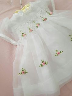 White Christening Dress, Dress Design Ideas, Baby Dress Embroidery, Hand Smocked Dress, Smocked Baby Dresses, Heirloom Dresses, Kids Frocks Design, Kids Dress Wear