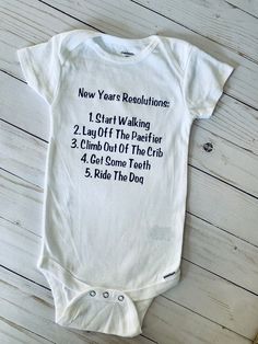 Baby onesie  New Years resolution Baby New Years Outfit, New Years Onesie, Onesie Ideas, Baby New Year, Fun Baby Announcement, New Year Resolution, Baby Art Projects