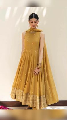 Long Skirt Top Designs, Indian Dress Up, Simple Frock Design, Traditional Blouse Designs, Traditional Indian Dress, Desi Fashion Casual, Indian Dresses Traditional, Boutique Dress Designs