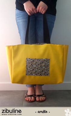 TUTO – Cabas géant – Amélie – L'univers de Zibuline Diy Bags Purses, Couture Sewing, Bag Patterns To Sew, Carrier Bag, Sewing Bag, Amelie, Diy Bag, Lunch Bag