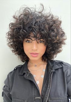 A3 Curly Hair, Curly Bob Hairstyles With Bangs, Tight Curls Short Hair, Short Curly Haircut Ideas, Trendy Curly Haircuts, Curly Haircut Ideas, Short Curly Haircut