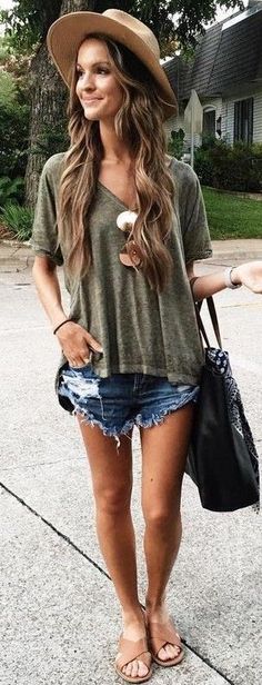 Olive Tee + Cut Offs Source Lauren Kay Sims, Look Con Short, Simple Summer Outfits, Beach Outfits, Moda Boho, Festival Looks, Edgy Outfits, Casual Summer Outfits