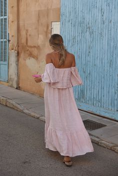 Style // Faded, subtle, that perfect shade for any occasion, the Blush Baila is the perfect light pink linen off the shoulder dress The Baila Dress is a midi to long length dress with a tiered skirt and flowy feel for the ultimate effortless and minimal look. The ruffle detail can we worn off shoulder for a timeless, elegant and modern neckline. A supportive elastic bust is designed allow sizing versatility, and a full skirt for the most romantic linen dress to stay in your wardrobe for seasons Maternity Skirts, Maternity Photoshoot Outfits, Natural Linen Dress, Boho Maternity, Long Length Dresses, Shower Outfits, Baby Shower Outfit, Minimal Look, Pink Linen