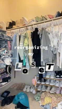 These are the best closet organizers to get your closet set up with an organized system. Get your closet organized today. Closet Organizing Ideas, Zimmer Diy, Ideas Closet, Room Organization Bedroom, Closet Organization Ideas, Pinterest Room Decor, Redecorate Bedroom, Cute Room Ideas, Cute Bedroom Decor