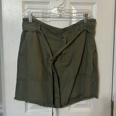 Cloth & Stone Nwt Utility Skirt In Mint Condition. Soft Fabric. Elasticized Waist. Army Moss Color. Two Front Pockets And Two Back Pockets. Self Belt. 72% Tencel, 28% Linen Measurements Length - 17” Waist Width- 16” With Stretch Moss Color, Utility Skirt, Measurement Length, Soft Fabric, Mint Condition, Soft Fabrics, Womens Skirt, Mint, Skirt