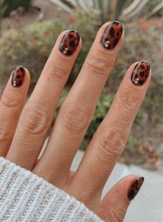 behold: your next fall manicure #simplenaildesigns Nail Tortoise Shell, Short Nail Designs Tortoise Shell, Fun Tortoise Nails, Tortoise Shell Nails With Green, Nail Art Designs Tortoise Shell, Blooming Gel Tortoise Shell, Tortoise Gel Nails, Tortoise And Green Nails, Tortoiseshell Nails Square