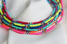 Colorful Summer Jewelry, Necklaces Colorful, Heishi Jewelry, Vinyl Disc, Heishi Necklace, Necklace African, Preppy Jewelry, Surfer Necklace, Diy Bracelet Designs