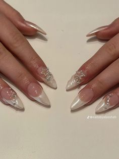 Rhinestones On Short Nails, Korean Pearl Nails, Ethereal Nail Art, Laufey Nails, Korean Almond Nails, Pearl Nails Acrylic, Post Inspo Aesthetic, Beaded Nails, Aphrodite Nails