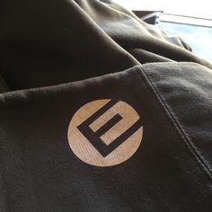 a close up of a person's jacket with the letter e on it,